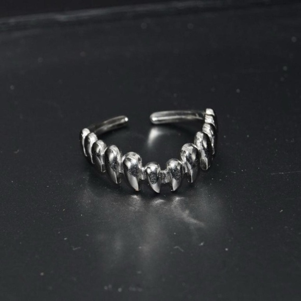 Pointed Teeth Ring